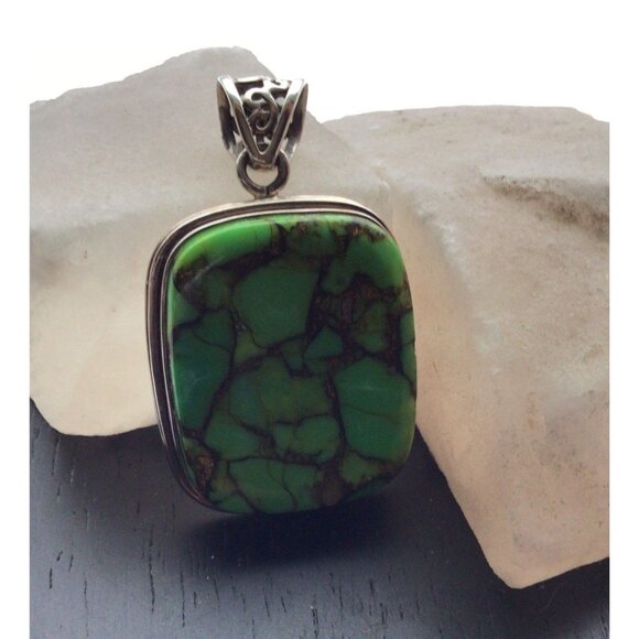 Gaspeite Sterling Silver Pendant With Intricate Bail Design - Picture 5 of 6